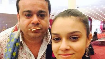 Turiştii au crezut că nu văd bine! ADRIAN MINUNE, cu bebeluşul în braţe pe plajă! Fiicele i-au fost alături