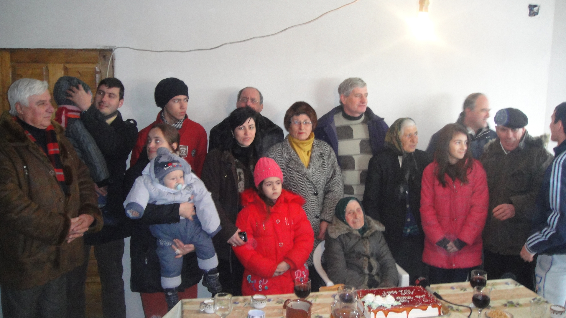 O femeie din Arges si-a sărbătorit cei 102 ani înconjurată de cinci generaţii de urmaşi! Afla care e secretul longevitatii ei!