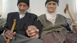 Au trait fericiti pana la adanci batraneti! Sunt casatoriti de 90 de ani!