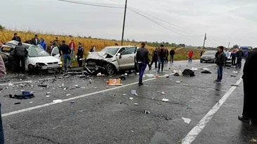 Accident cu patru morți, în Iași! Două mașini s-au ciocnit frontal, iar pasagerii au rămas încarcerați
