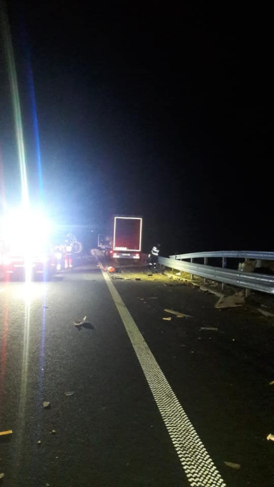 Tragedie pe autostrada A1 Lugoj – Deva. Doi bărbați au murit după ce au fost spulberați de un TIR pe banda de urgență