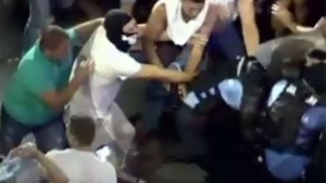 VIDEO Momentul în care un bărbat îi fură pistolul unui jandarm în timpul protestelor