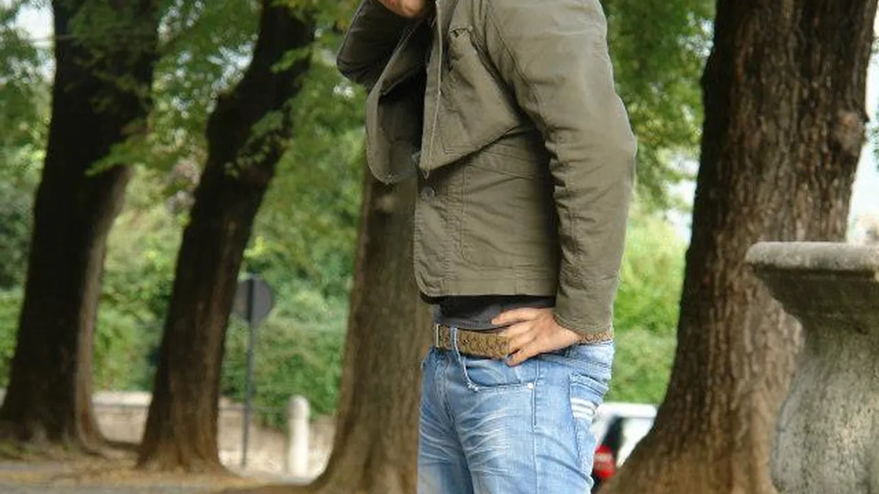 Il mai stii pe pustiul din scandalul “Basescu a lovit un copil”? Bogdan a ajuns manechin si actor la Milano si are un copil!