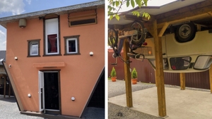 Cea mai neobișnuită casă din Harghita i-a lăsat muți de uimire pe turiști. Unică prin forma sa, locuința a devenit cunoscută la nivel internațional