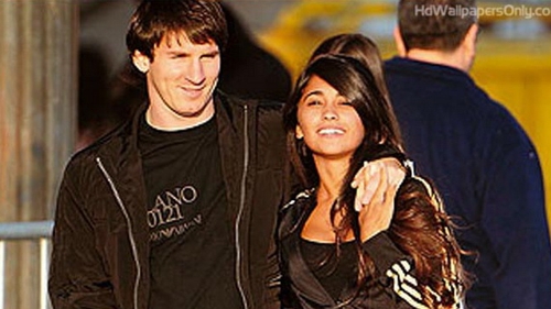 Si-a bagat capul intre sanii ei, iar paparazzi au fost pe faza! Totul despre blonda din Romania care i-a luat mintile lui Messi!
