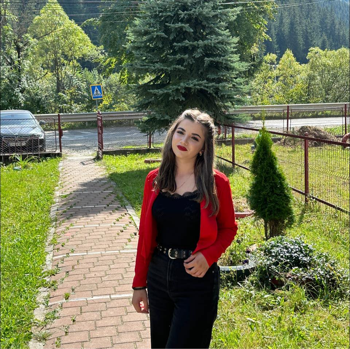 Ioana Pavăl a avut o copilărie grea/ Sursa foto: Facebook