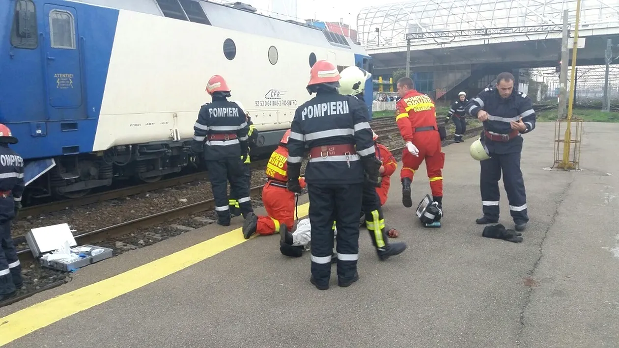 Clipe de groază în Bucureşti! Un bărbat a fost spulberat de tren şi a rămas captiv sub locomotivă