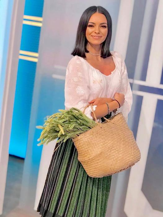 Cosmina Adam este noua asistentă de la Acces Direct! Cu ce s-a ocupat înainte să o înlocuiască pe Emily Burghelea care și-a dat demisia la TV