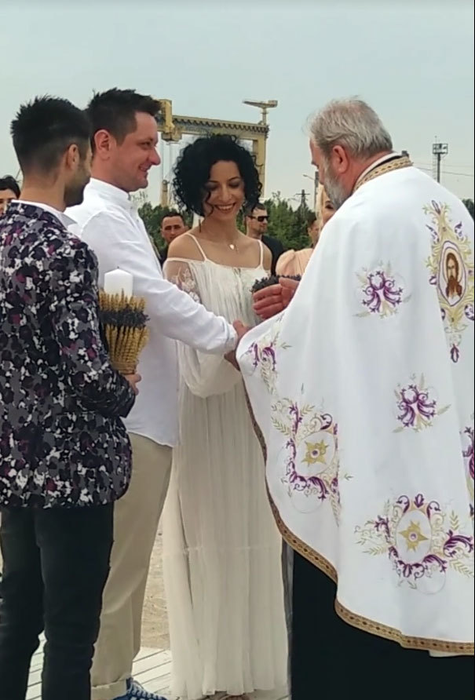OCTAVIAN STRUNILĂ şi OANA BOTEZ, cununaţi de un preot exclus din BOR! Nunta oficiată pe plaja din 2 Mai, nerecunoscută de nicio biserică ortodoxă