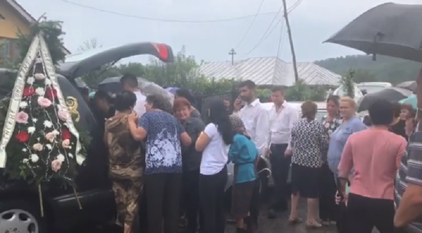 Imaginile care îți sfâșie inima! Gestul făcut în ziua înmormântării de soțul polițistei care și-a asasinat fiul de 6 luni și mama, după care s-a sinucis