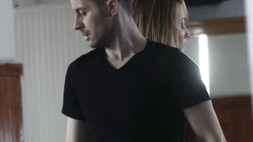 Adi Sână, în tandreţuri cu o dansatoare! Imagini în premieră de la filmarea videoclipului Arde ceva!