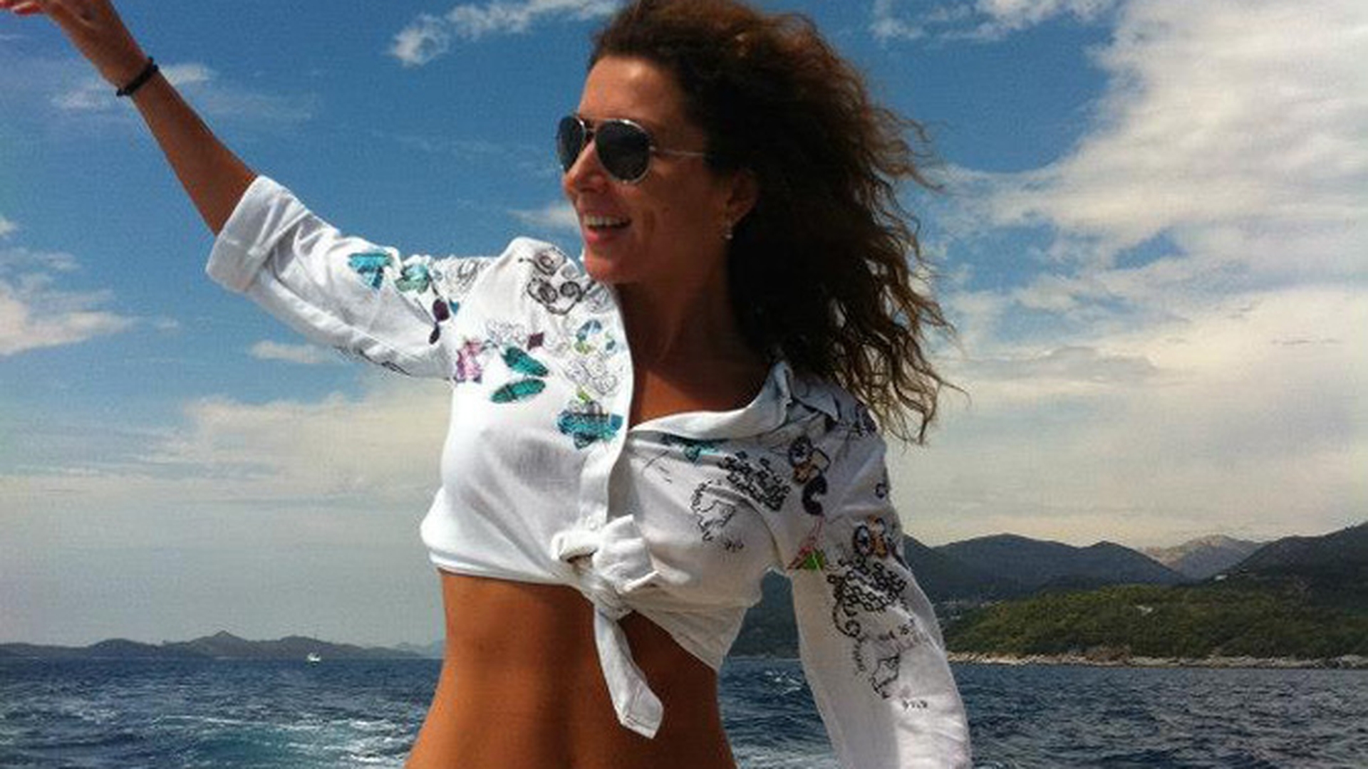 Poza pe care cu totii o asteptam! Gafa lui Carmen Bruma: a uitat sa-si ia sutien si si-a expus sfarcurile la soare!