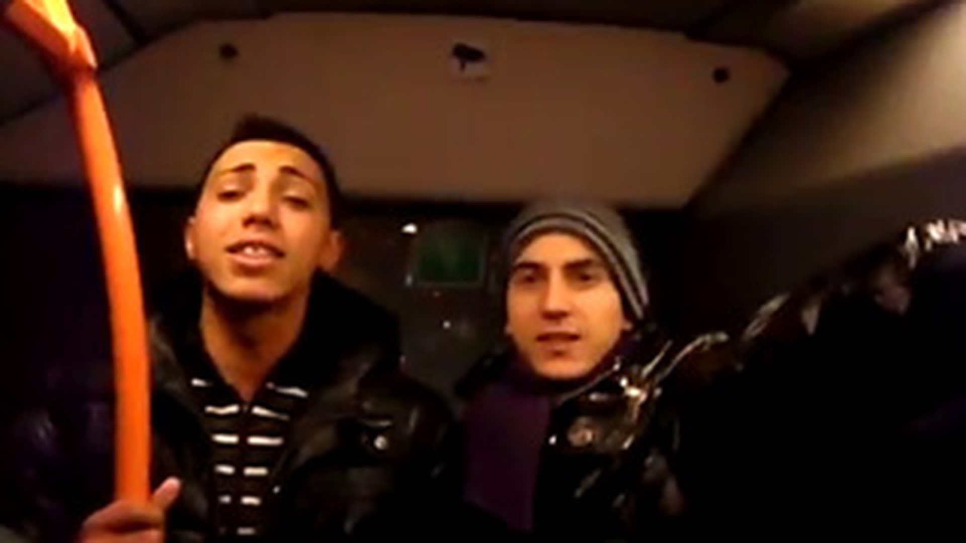 Trec tiganii, trec... Cativa cocalari de Ferentari dau concert de manele in autobuz! Vezi  cum ii "terorizeaza" pe ceilalti pasageri