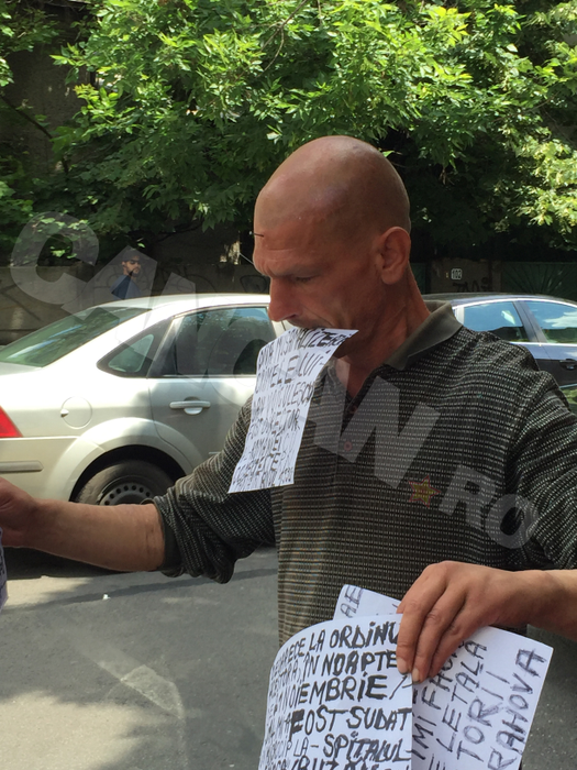 HALUCINANT! Un bărbat şi-a bătut un cui în cap şi a mers să protesteze în faţă la DNA