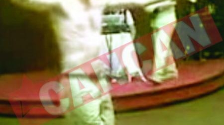 Profesor concediat dupa ce a ridicat fustele elevelor