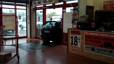 Ca să nu-l ude ploaia, un orădean a blocat intrarea într-un magazin, cu maşina