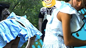 ”Minionul” pervers i-a ridicat fustița în parc asistentei de la Neatza! Sunt imaginile anului!