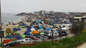 A curs berea, s-au turat motoarele si s-au incins gratarele! Vezi cele mai tari imagini cu distractia din Vama Veche!
