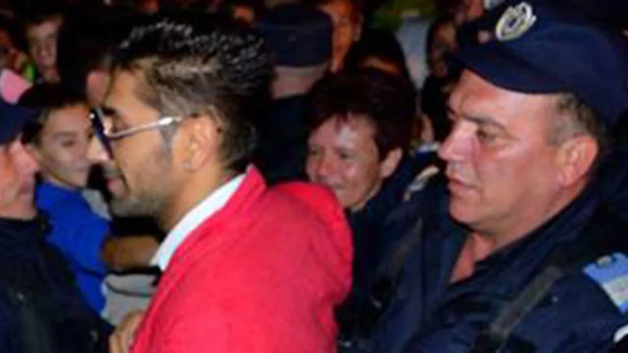 Connect-R, protejat de politie! Vezi cum a fost inconjurat de jandarmi si scos din multime! Afla ce s-a intamplat