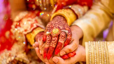 Eveniment ciudat în India. Un bărbat, căruia i-a murit mireasa în timpul ceremoniei de nuntă, s-a căsătorit cu sora victimei în aceeași zi
