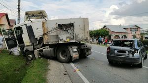 Accident cumplit în Dâmbovița. Un tir a acroșat doi pietoni și apoi a izbit un autoturism