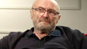 Phil Collins dezvăluie că medicii au luat în calcul deconectarea lui de la aparatele care îl țineau în viață: „Oamenii veneau să își ia rămas-bun”