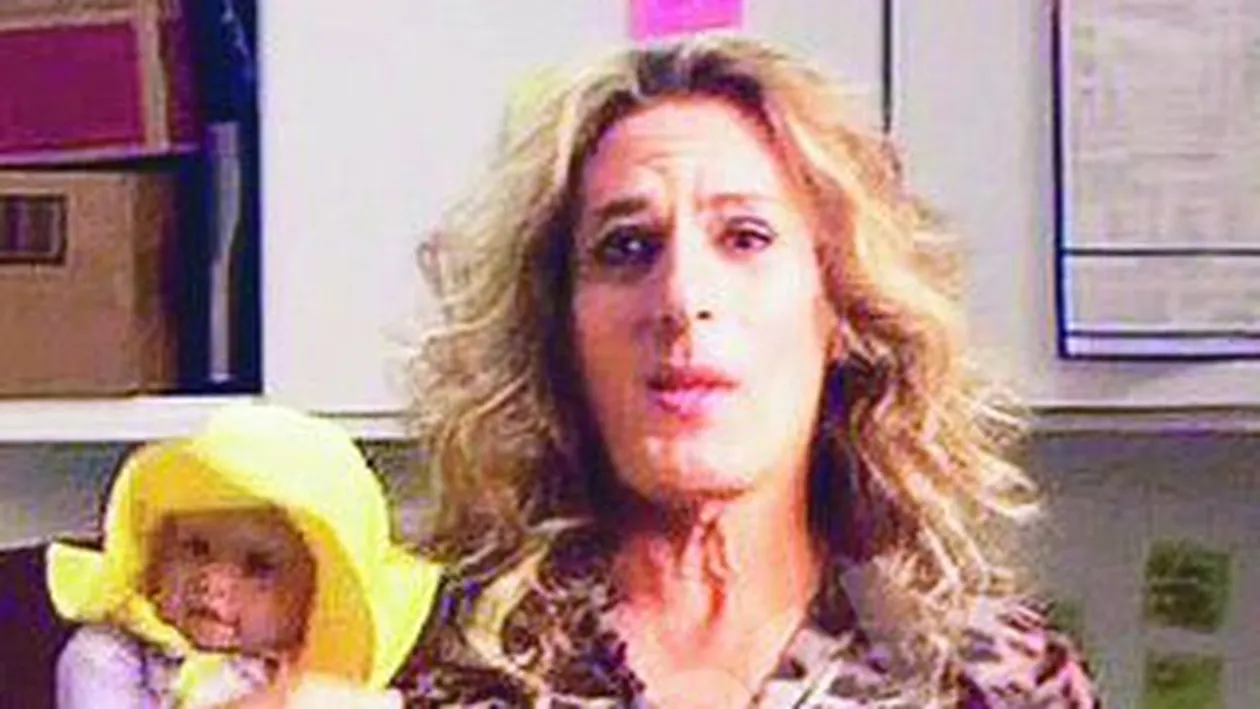 S-a deghizat in femeie