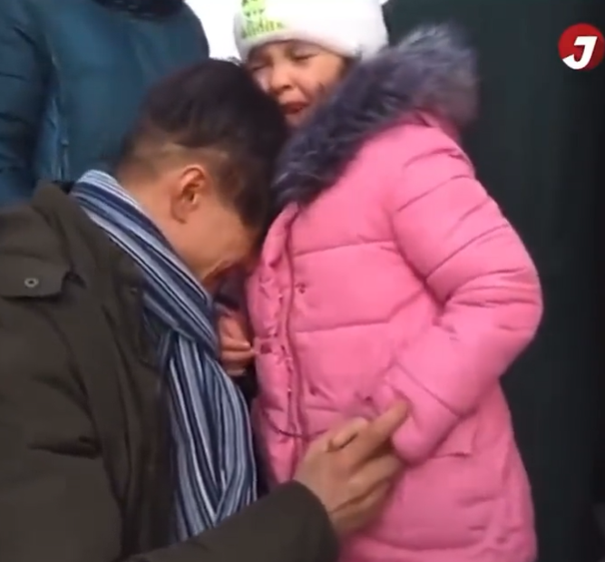 Momentul sfâșietor în care un tătic ucrainean își îmbrățișează fiica pentru ultima dată. El rămâne să lupte pentru țară