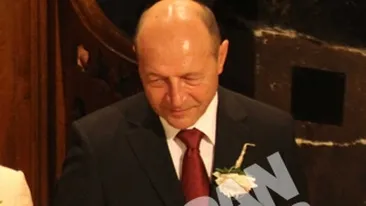 Motivul incredibil pentru care a fost nevoit sa treaca printre protestatari! Presedintele avertizat sa nu intoarca masina, ca ii va purta ghinion miresei