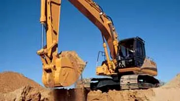 Un barbat a murit strivit de lama unui excavator pe care il repara