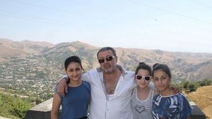 Trei surori și-au ucis tatăl cu sânge rece. Bărbatul le abuza sexual și le-a obligat să-și sape singure propriile morminte