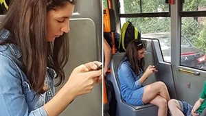 Jandarmerița Ștefania, fotografiată în autobuz într-o rochie foarte scurtă! Ce s-a văzut pe picioarele ei