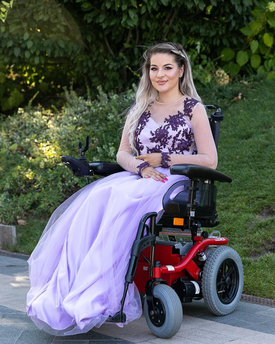 Andreea Lichi are nevoie de ajutorul nostru! Imobilizată într-un scaun cu rotile, tânăra nu şi-a pierdut speranţa: „Viața nu se oprește”