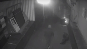 Video uluitor! Un politician este bătut măr în plină stradă! Ce recompensă s-a pus pe capul agresorilor