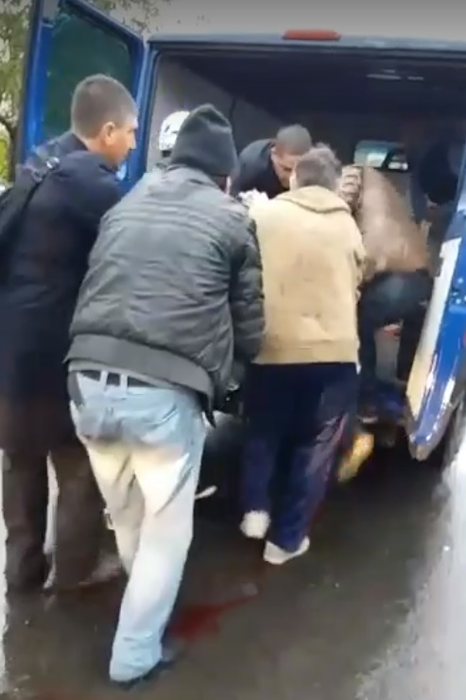 Femeia accidentată grav a fost urcată în dubă, pentru că nu exista nicio ambulanţă disponibilă