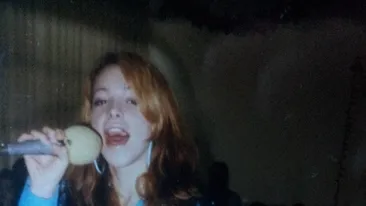 Imagini de colectie cu Bijou, “cantareata fara chiloti”. In adolescenta canta dance, isi spunea Elya si era blonda!