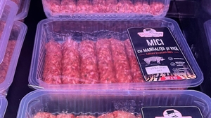 Cei mai scumpi mici din România. Cât costă 1 kg de mititei de mangaliță în LIDL