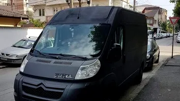 Dubă suspectă în cartierul Berceni din București: “Asta e ambulanța negră!”