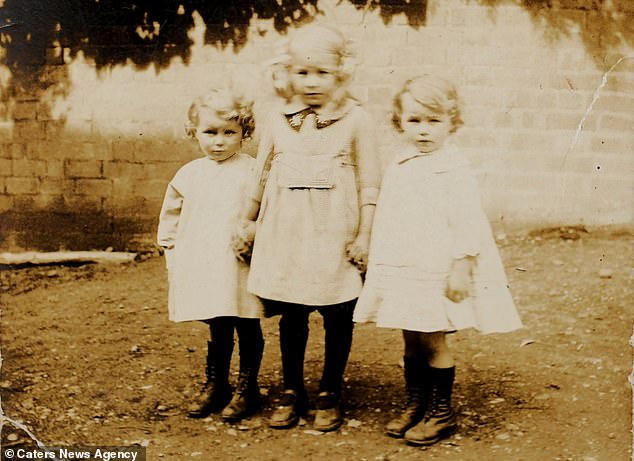 Phyllis Jones și Irene Crump, cele mai bătrâne gemene din Marea Britanie, împlinesc 102 ani. Secretul longevității și vitalității lor este incredibil