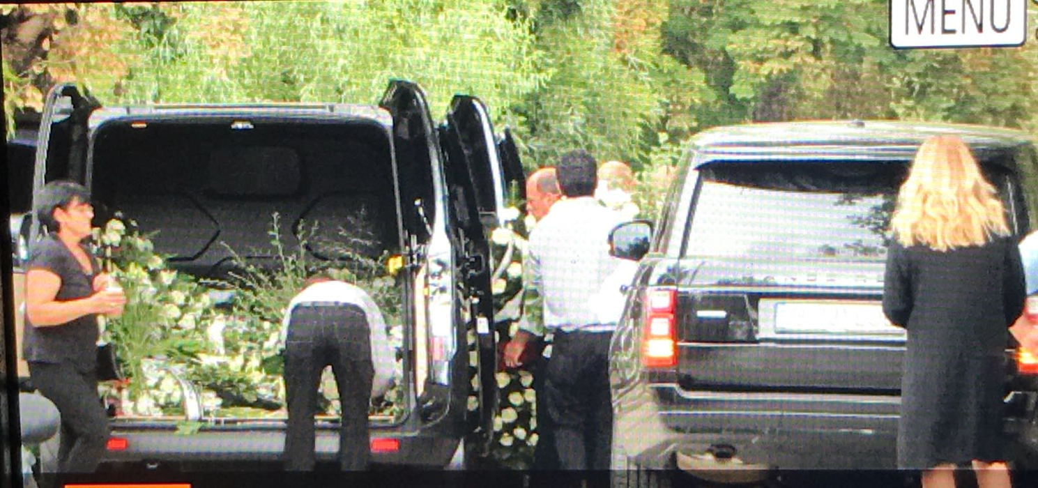 La mormânt a fost dusă o dubă plină cu flori