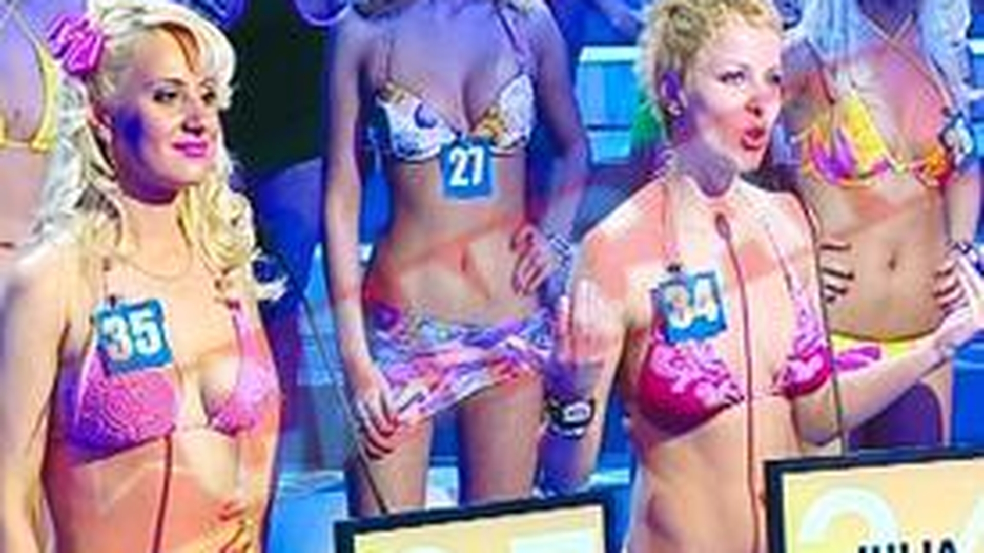 Blondele lui Negru se dezbraca pentru un gigolo
