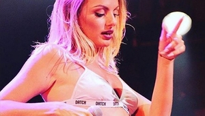 ALEXANDRA STAN, într-o ţinută de infarct! S-a pozat în pat, într-o pereche de ciorapi cu bandă, sandale cu toc şi...
