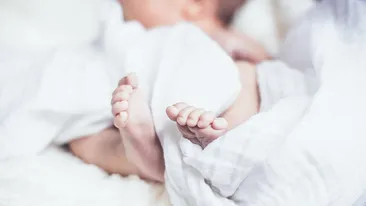 Caz șocant în Vâlcea. O femeie și-a ucis bebeluşul. I-a băgat un ciorap în gură până s-a sufocat și apoi l-a aruncat într-o găleată