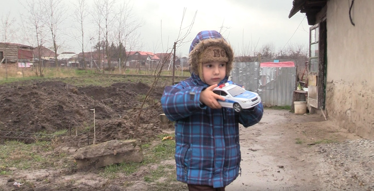 Denis a primit jucării pentru prima dată în viața lui, la împlinirea vârstei de patru ani