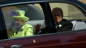 A spart toate tiparele! Regina Elisabeta a purtat o ținută verde neon la nunta regală!
