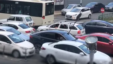 Cum și-a făcut loc un șofer din București care fusese blocat. A decis să-i împingă mașina și a fost filmat VIDEO