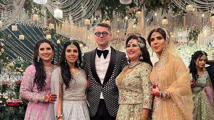 Adrian Sînă a făcut show peste hotare! Artistul a cântat la o nuntă de pakistanezi. „Parcă am fost într-un film la Bollywood”