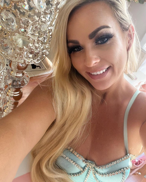 Profesoara din imagine a fost concediată de la școală, după ce s-a aflat că, noaptea, își vindea trupul pe OnlyFans