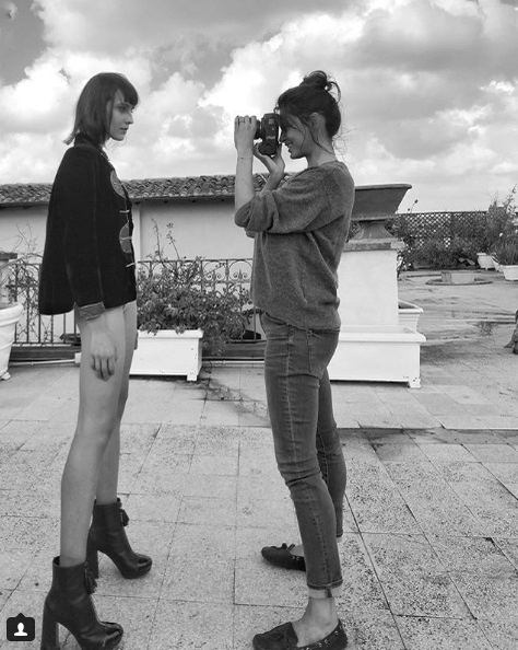 Însărcinată cu primul copil, Catrinel Menghia, surprinsă nemachiată în public. Cum s-a pozat în bucătărie cu burtica de gravidă la vedere