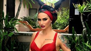 Maria de la ”Insula Iubirii”, spectacol erotic la balcon! Şi-a etalat posteriorul, iar cei de jos au rămas muţi de uimire